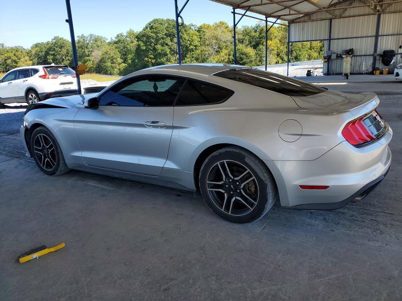 2019 Ford Mustang - zdjęcie 2
