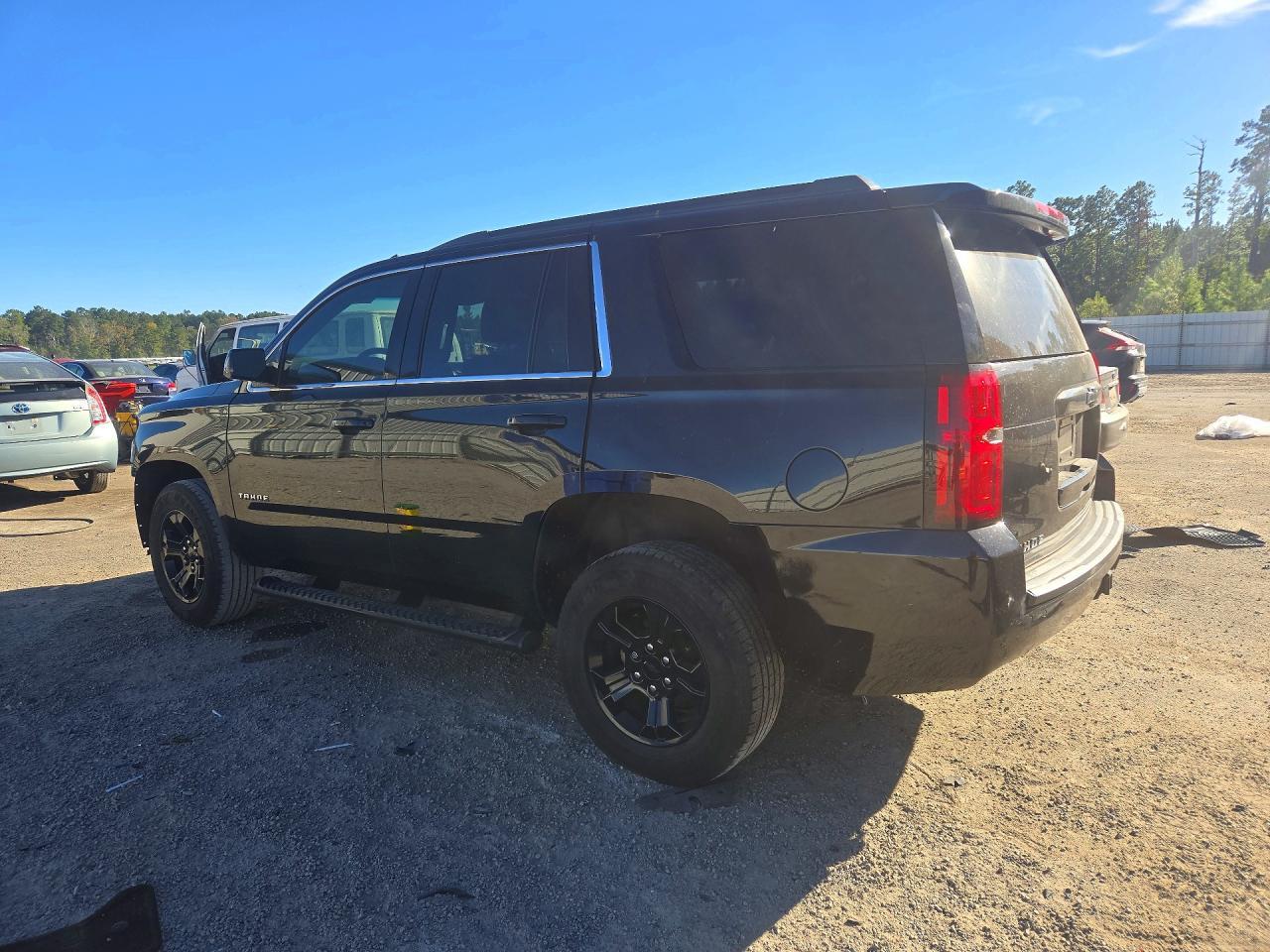 2020 Chevrolet Tahoe C1500 Ls - zdjęcie 2