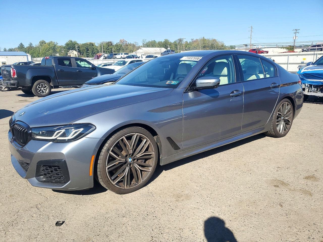 2021 BMW Seria 5 M550i - zdjęcie główne