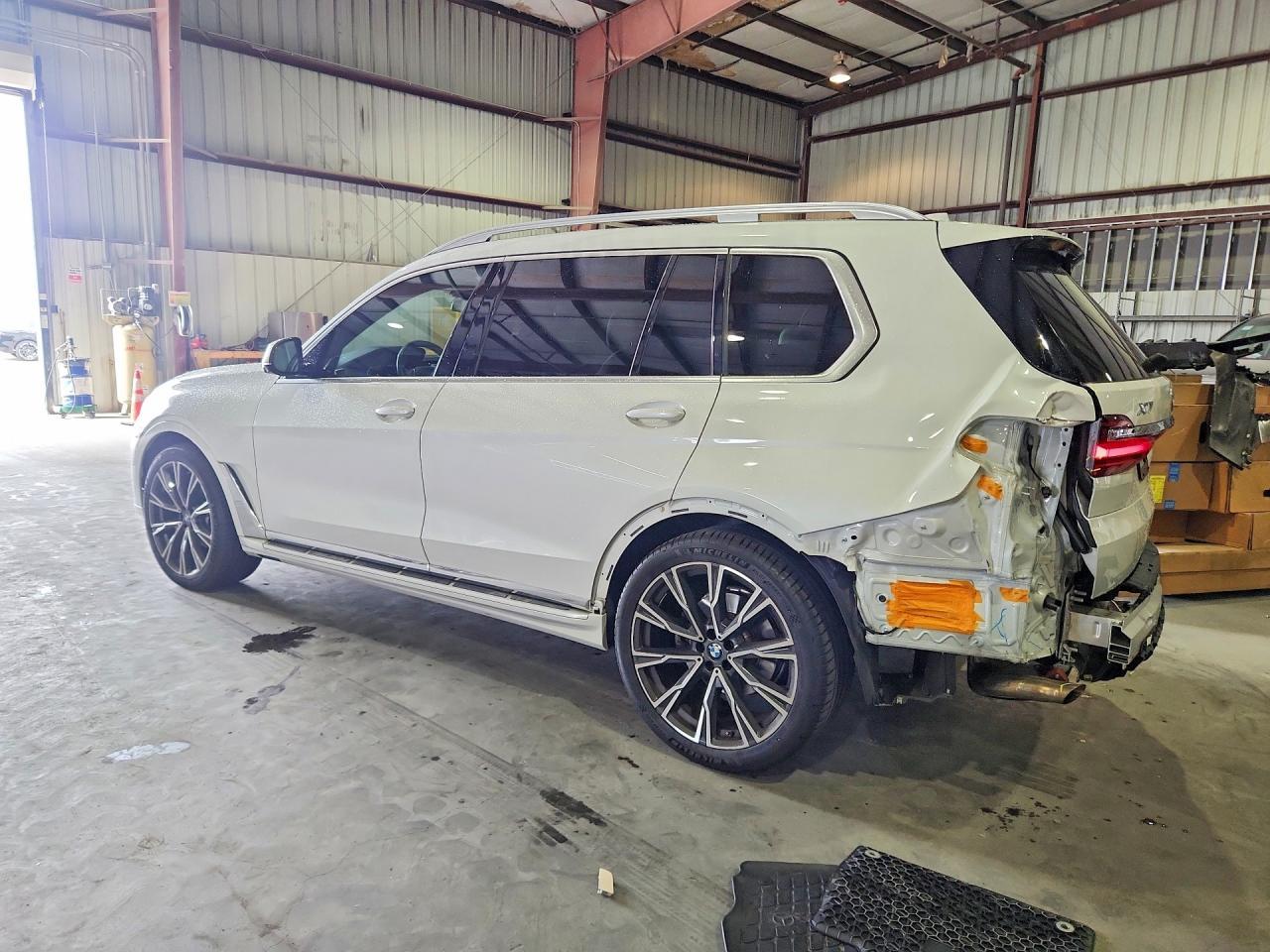 2021 BMW X7 xDrive40I - zdjęcie 2