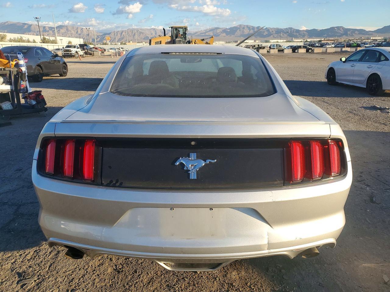 2015 Ford Mustang - zdjęcie 6