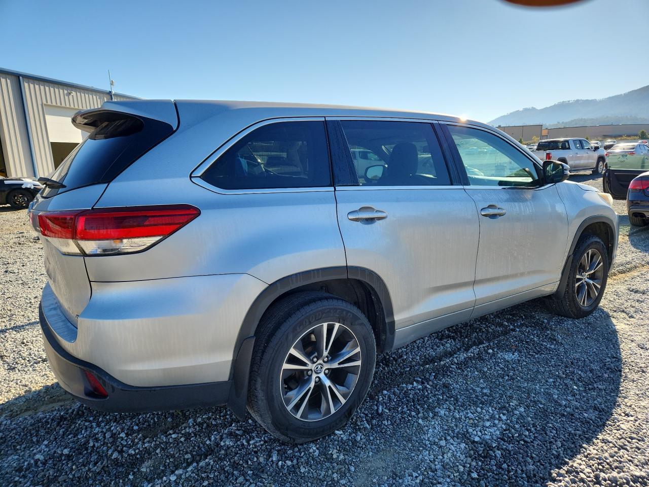 2017 Toyota Highlander Le - zdjęcie 3