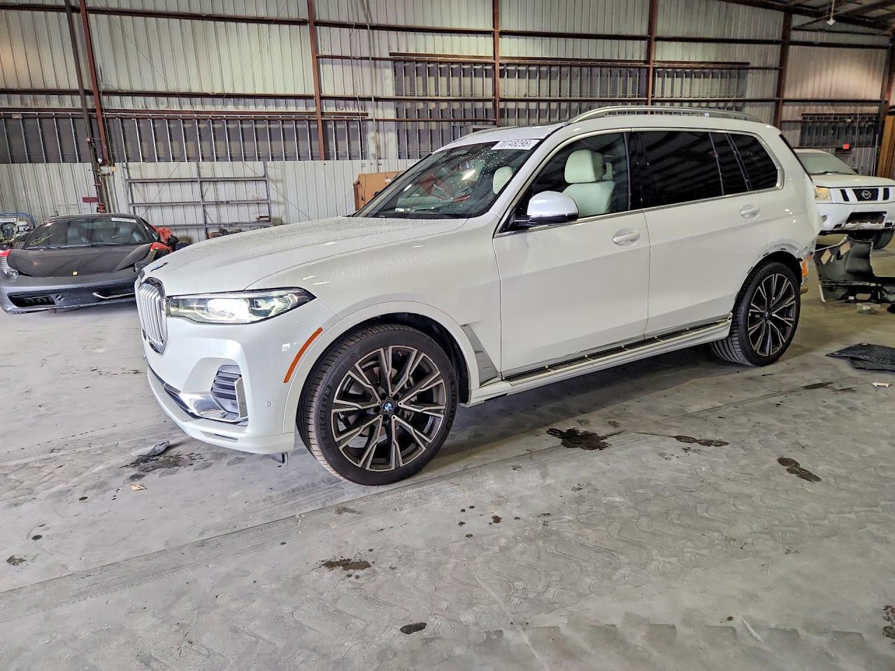 2021 BMW X7 xDrive40I - zdjęcie główne
