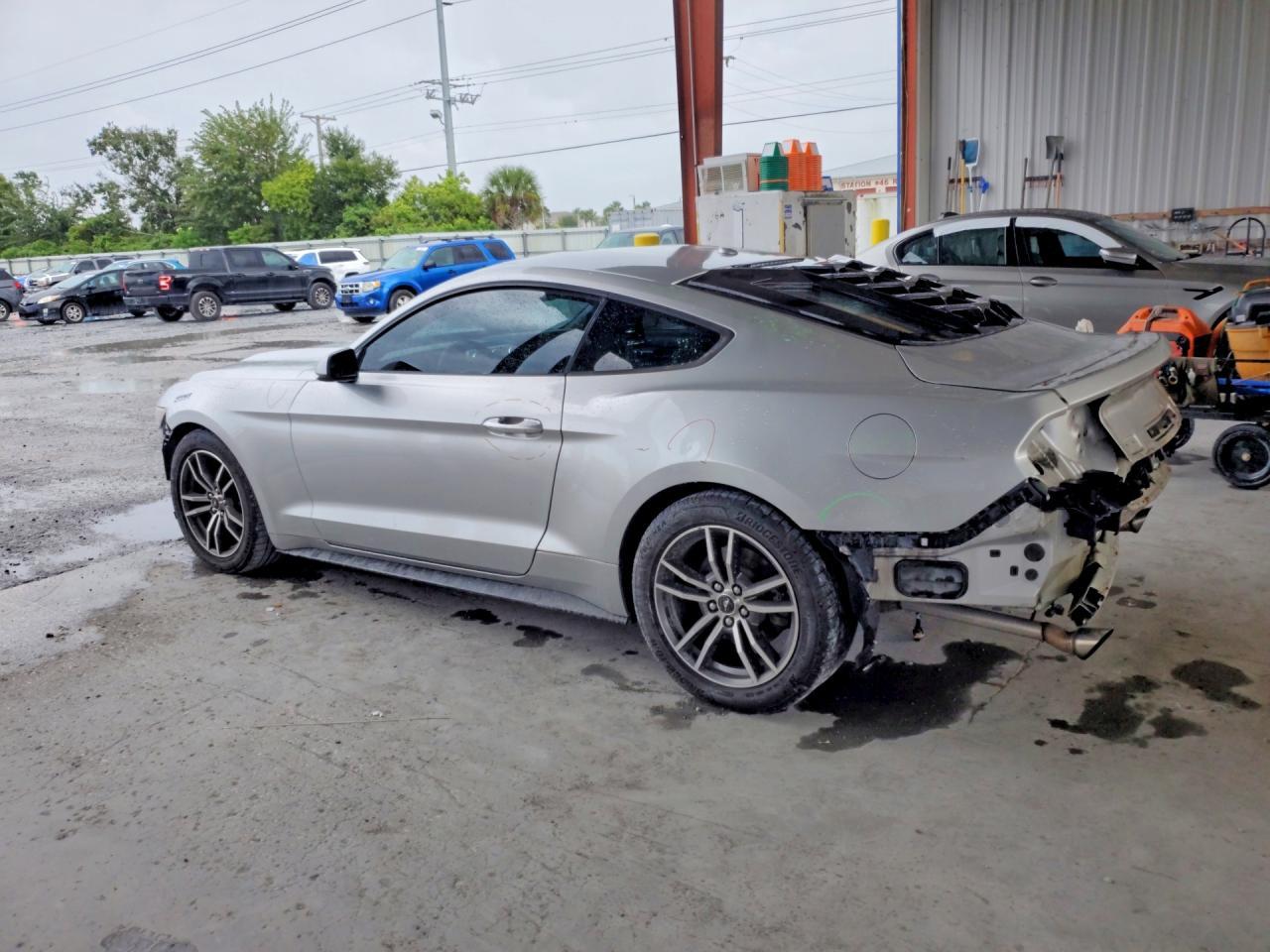 2017 Ford Mustang - zdjęcie 2