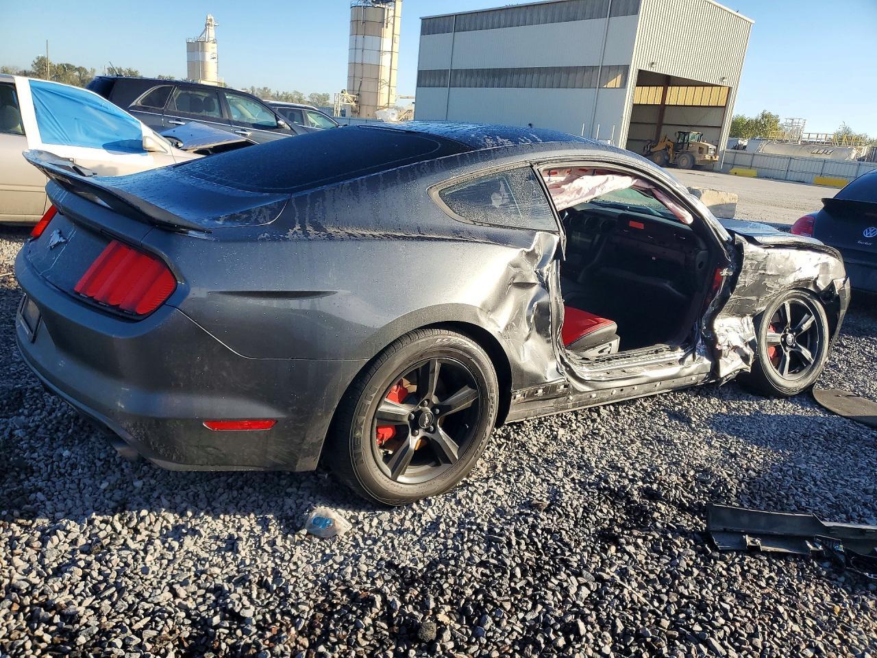 2015 Ford Mustang - zdjęcie 3