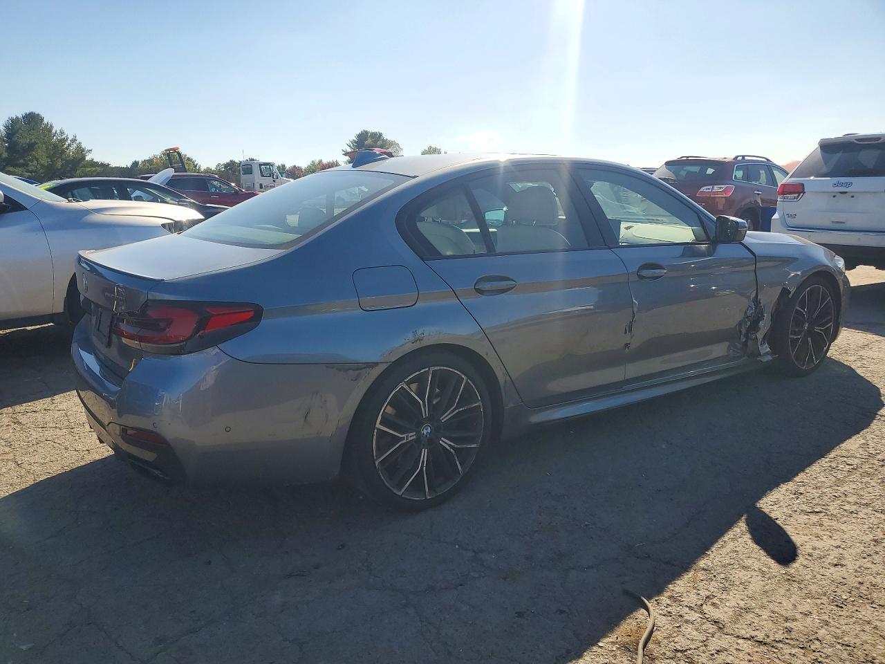 2021 BMW Seria 5 M550i - zdjęcie 3
