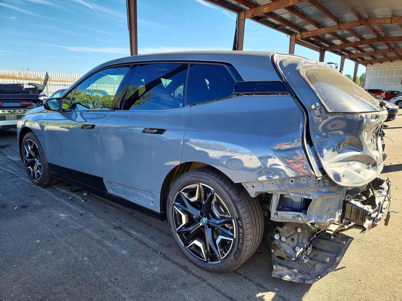2022 BMW Ix xDrive50 - zdjęcie 2