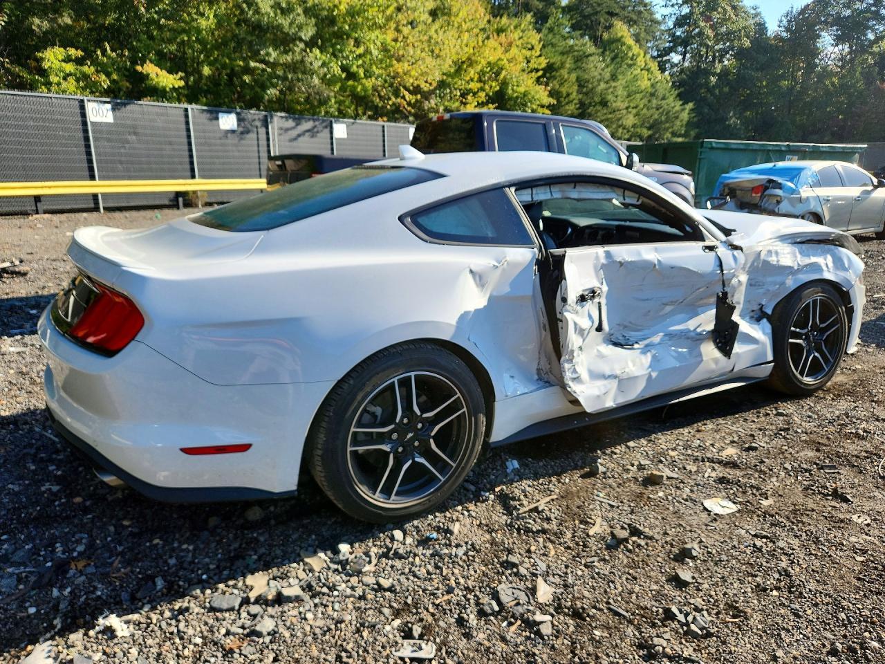 2022 Ford Mustang - zdjęcie 3