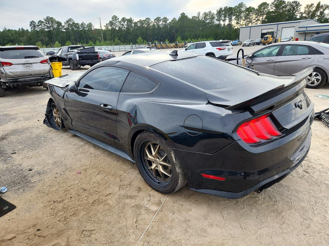 2021 Ford Mustang - zdjęcie 2