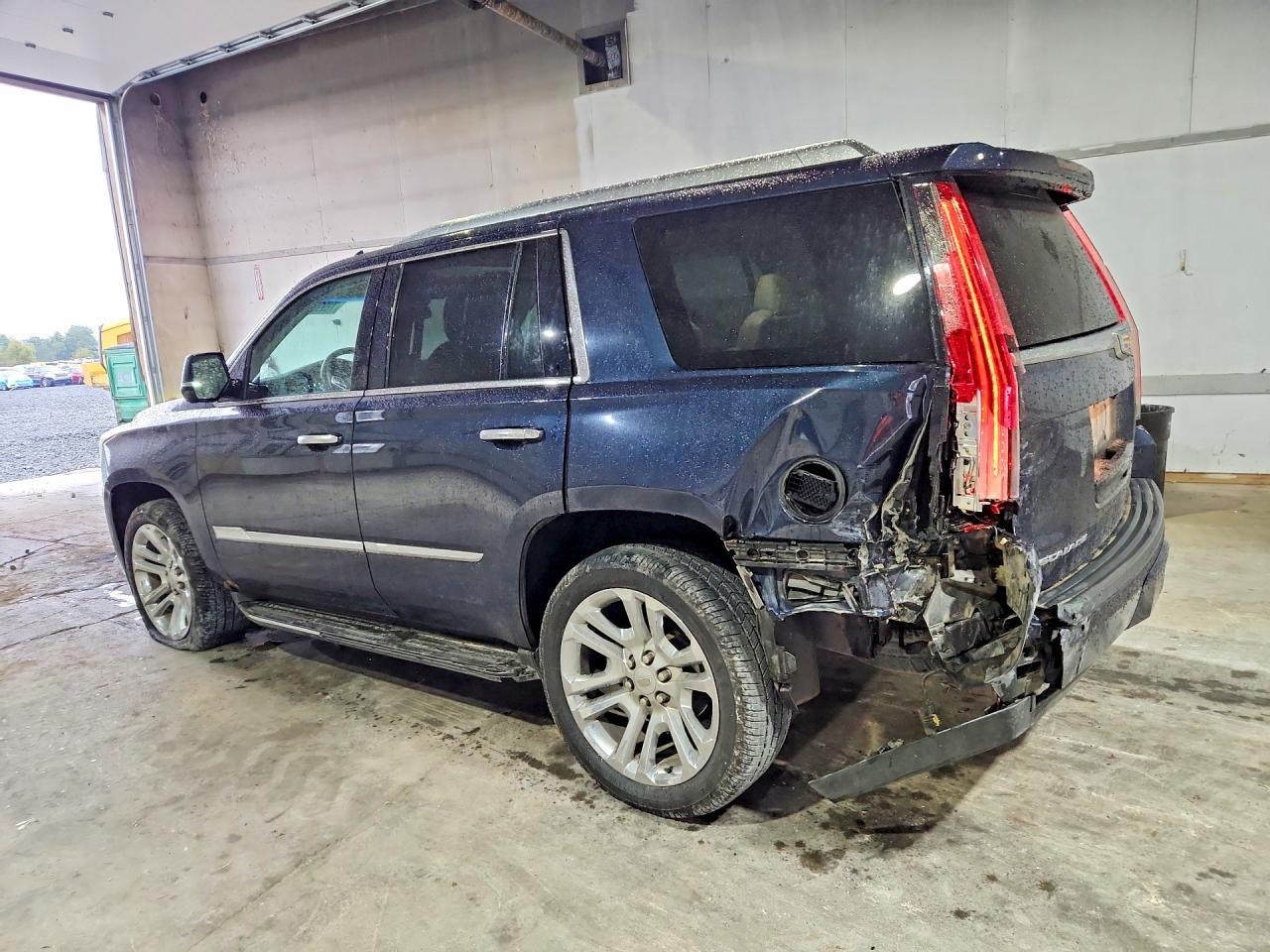 2017 Cadillac Escalade Luxury - zdjęcie 2