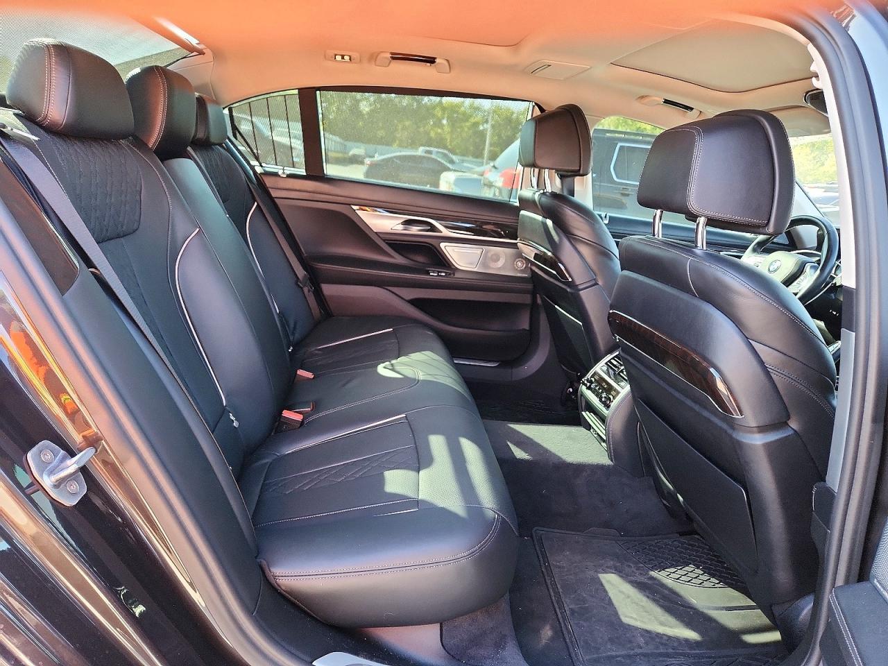 2017 BMW Seria 7 B7 - zdjęcie 10