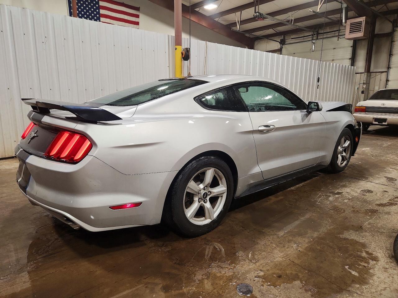 2017 Ford Mustang - zdjęcie 3