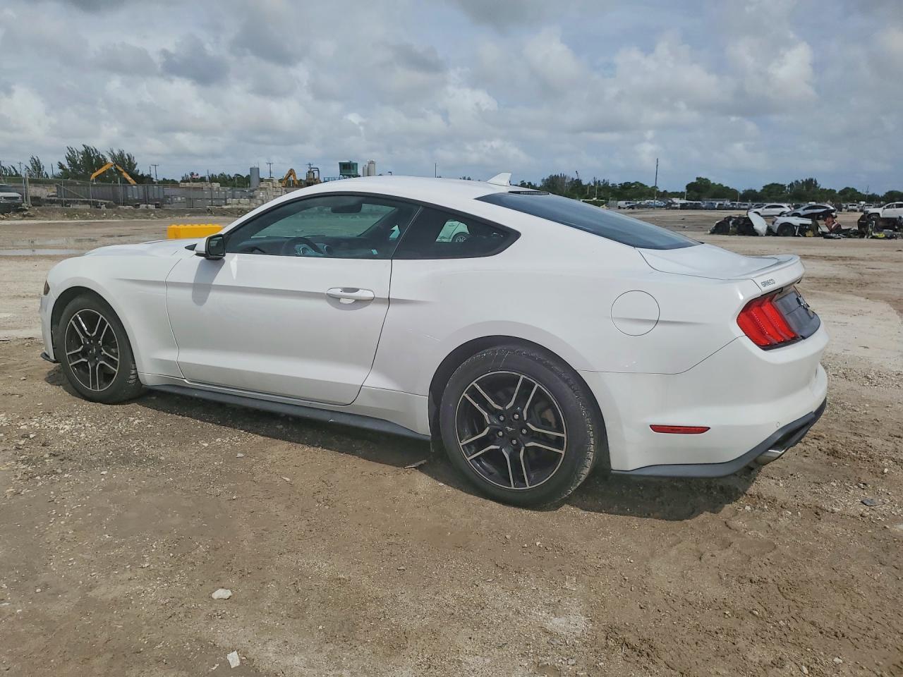 2021 Ford Mustang - zdjęcie 2
