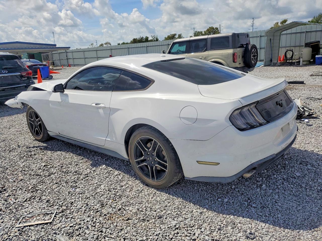 2019 Ford Mustang - zdjęcie 2