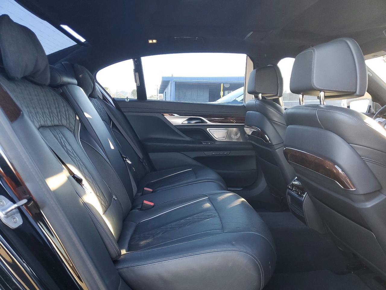 2019 BMW Seria 7 M760i - zdjęcie 10