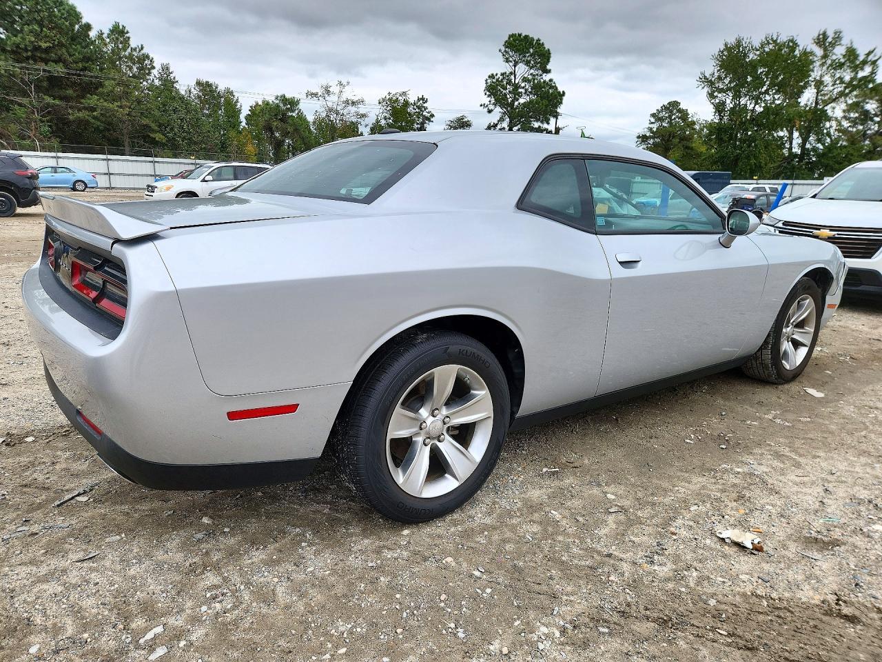 2022 Dodge Challenger Sxt - zdjęcie 3