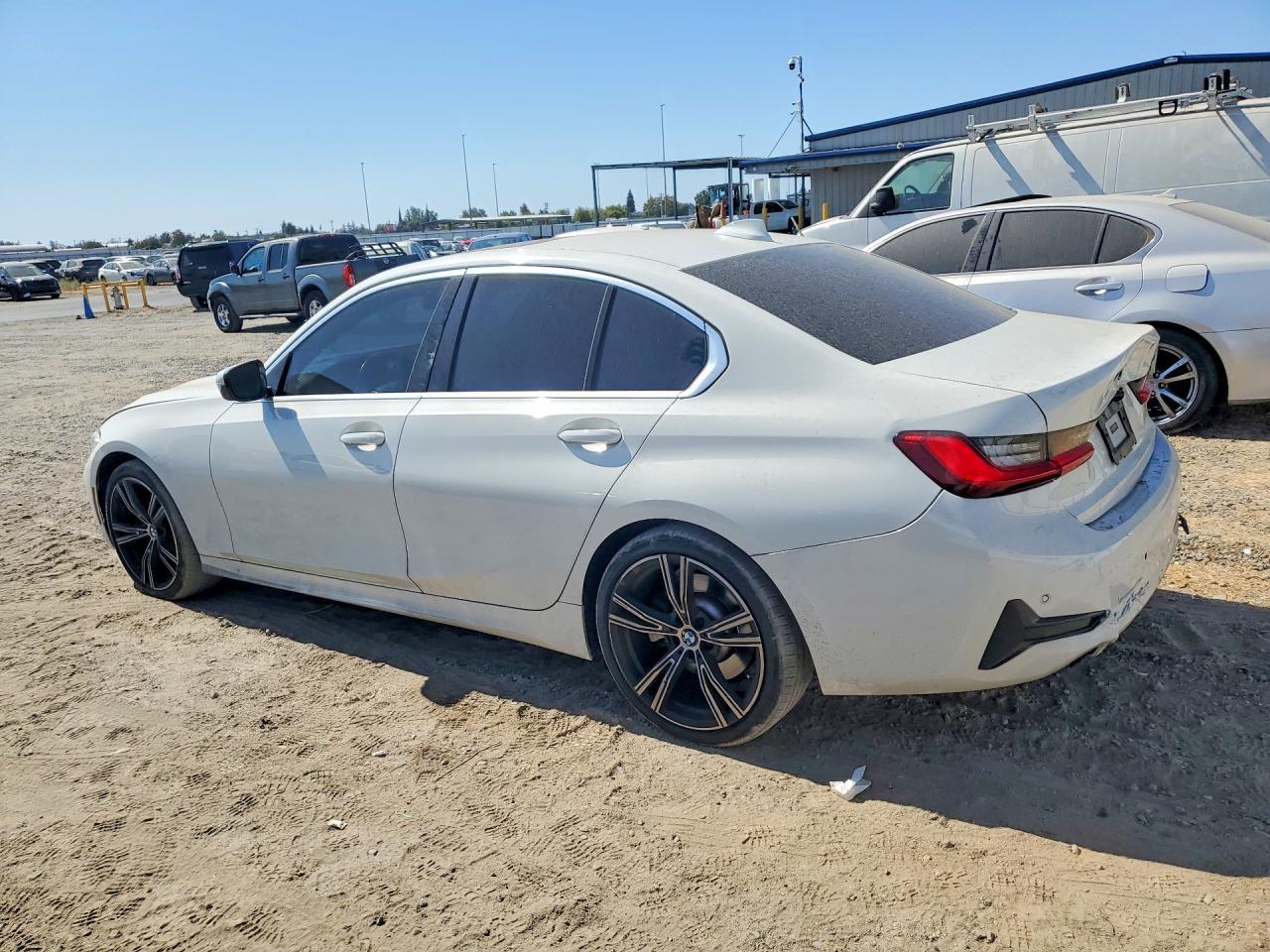 2021 BMW 330I - zdjęcie 2