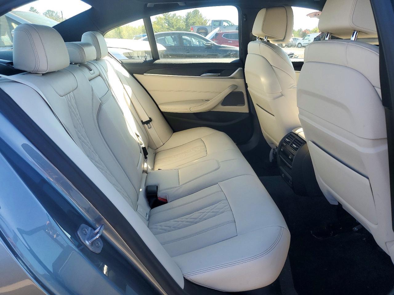 2021 BMW Seria 5 M550i - zdjęcie 10