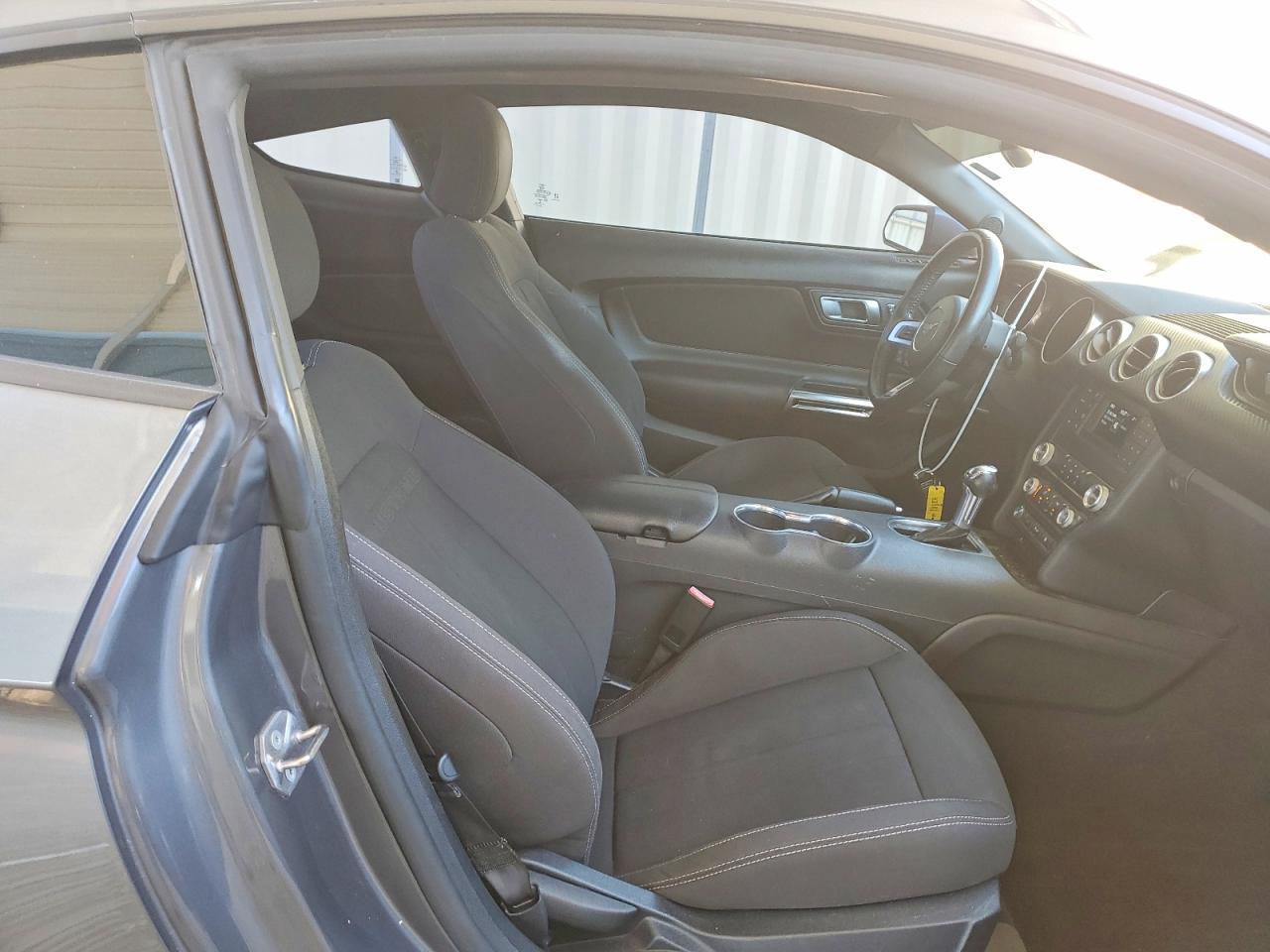 2021 Ford Mustang - zdjęcie 10
