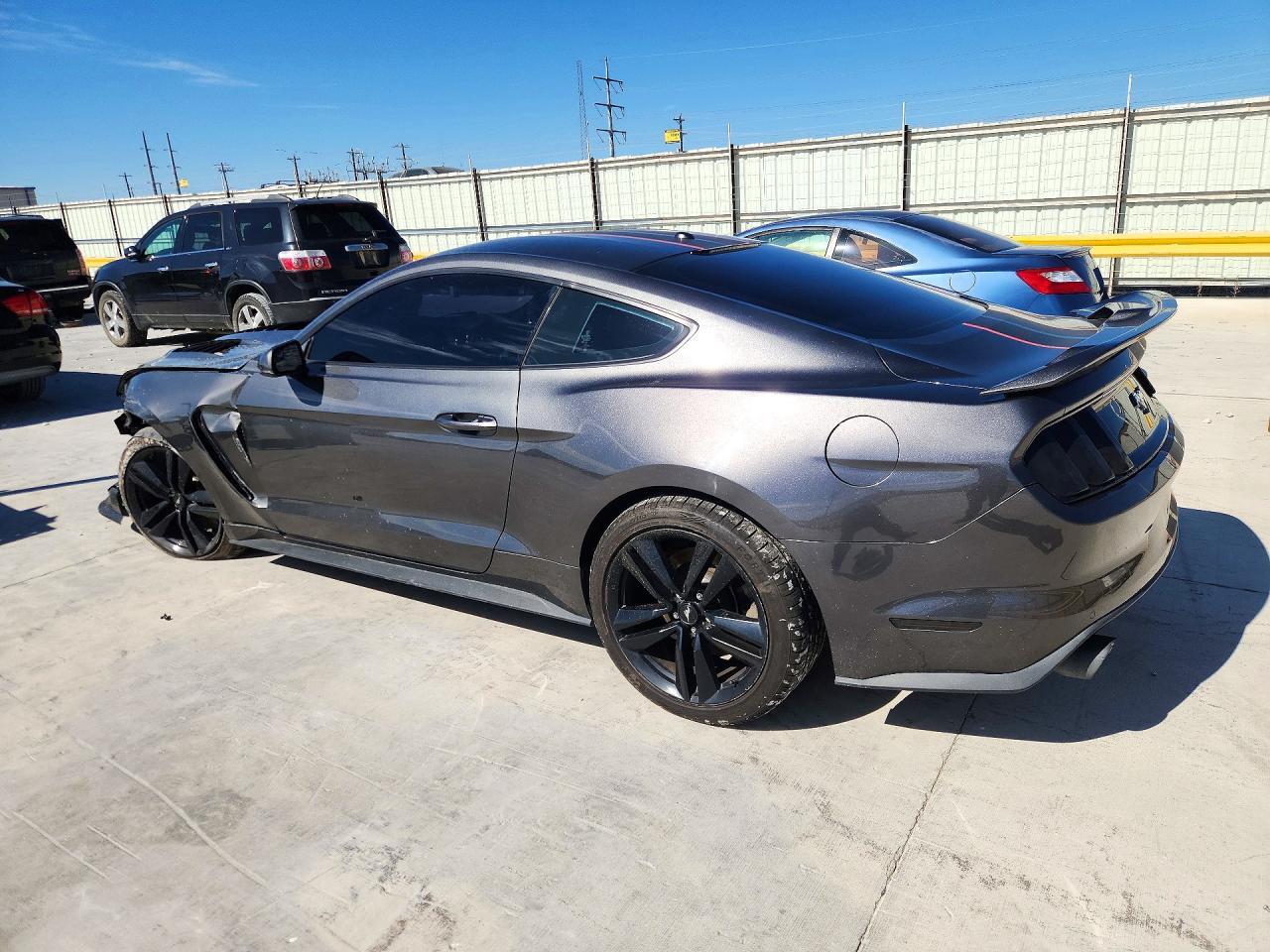 2017 Ford Mustang - zdjęcie 2