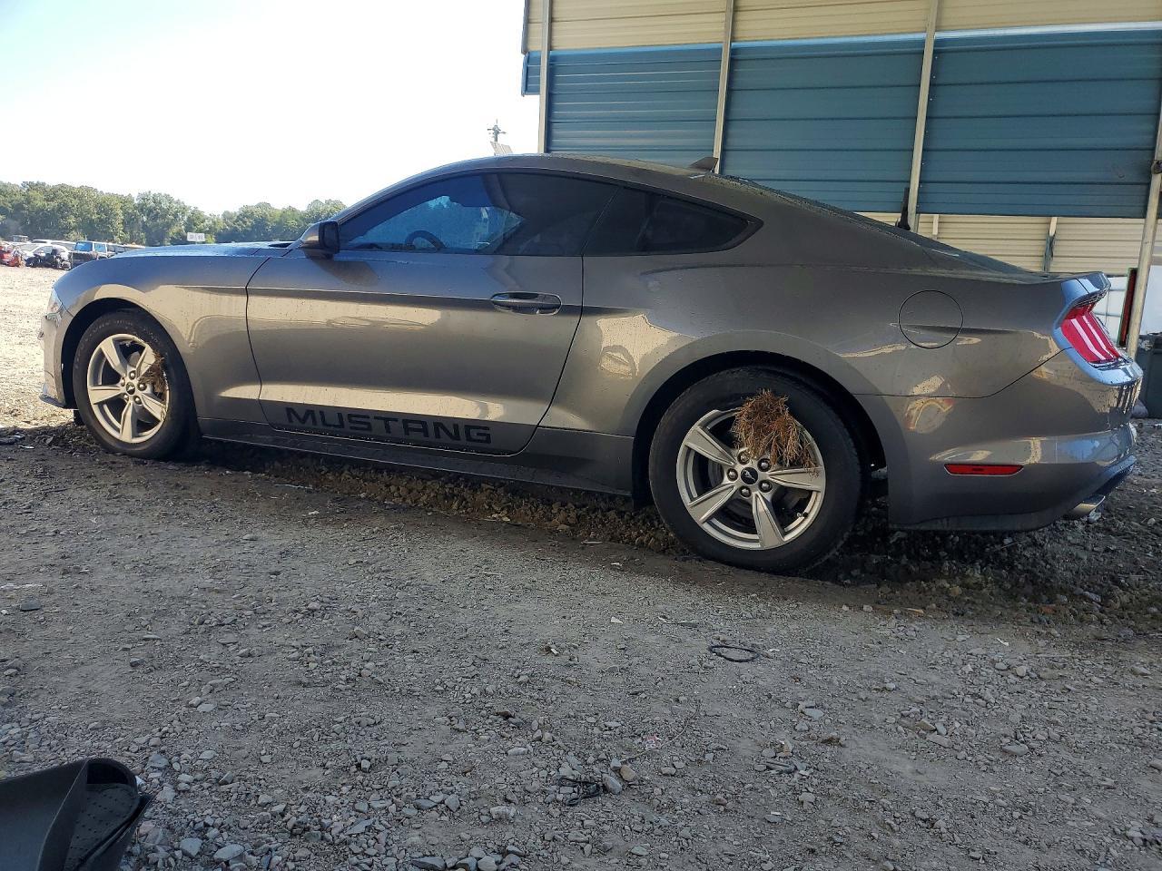 2021 Ford Mustang - zdjęcie 2
