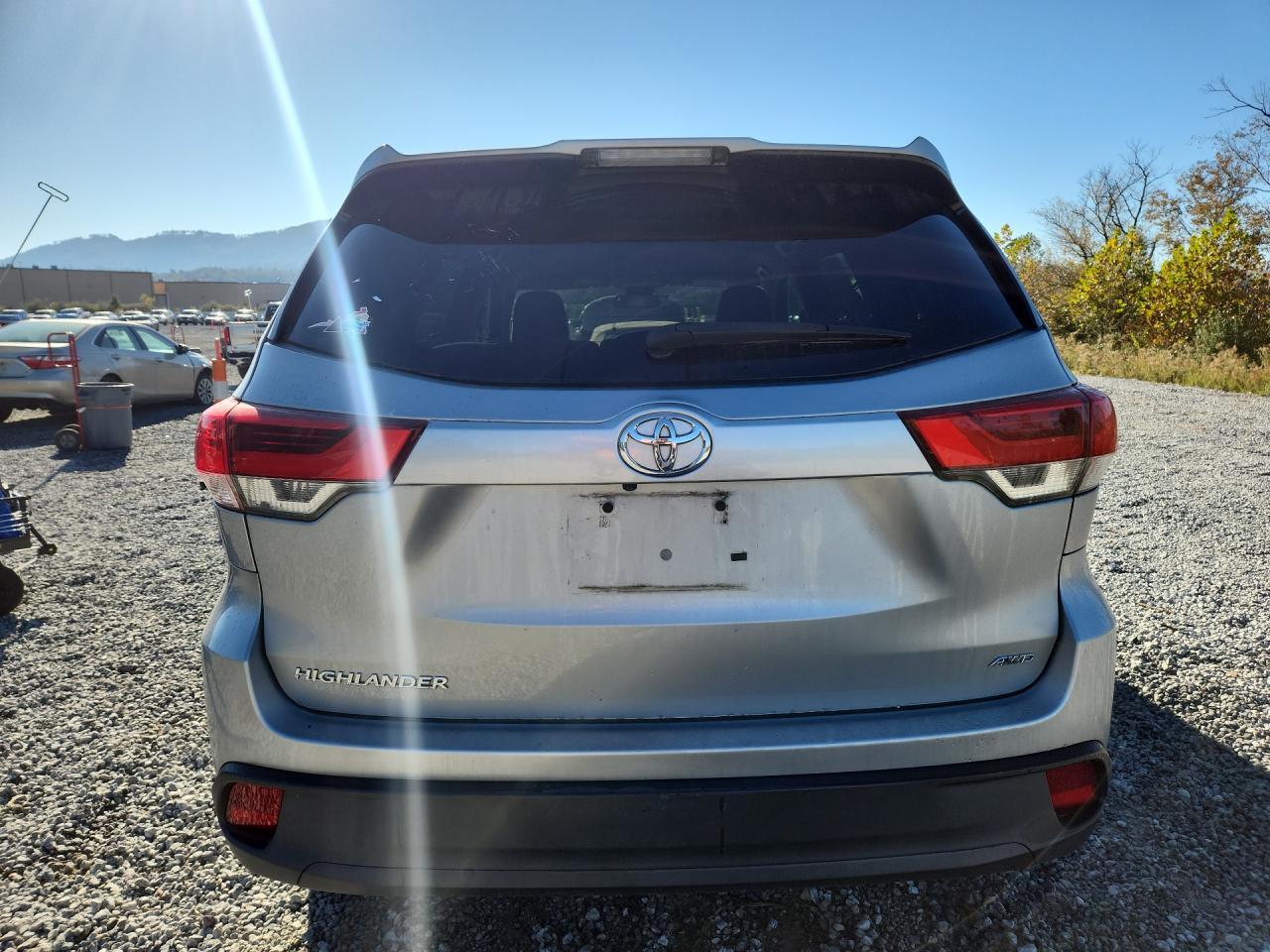 2017 Toyota Highlander Le - zdjęcie 6