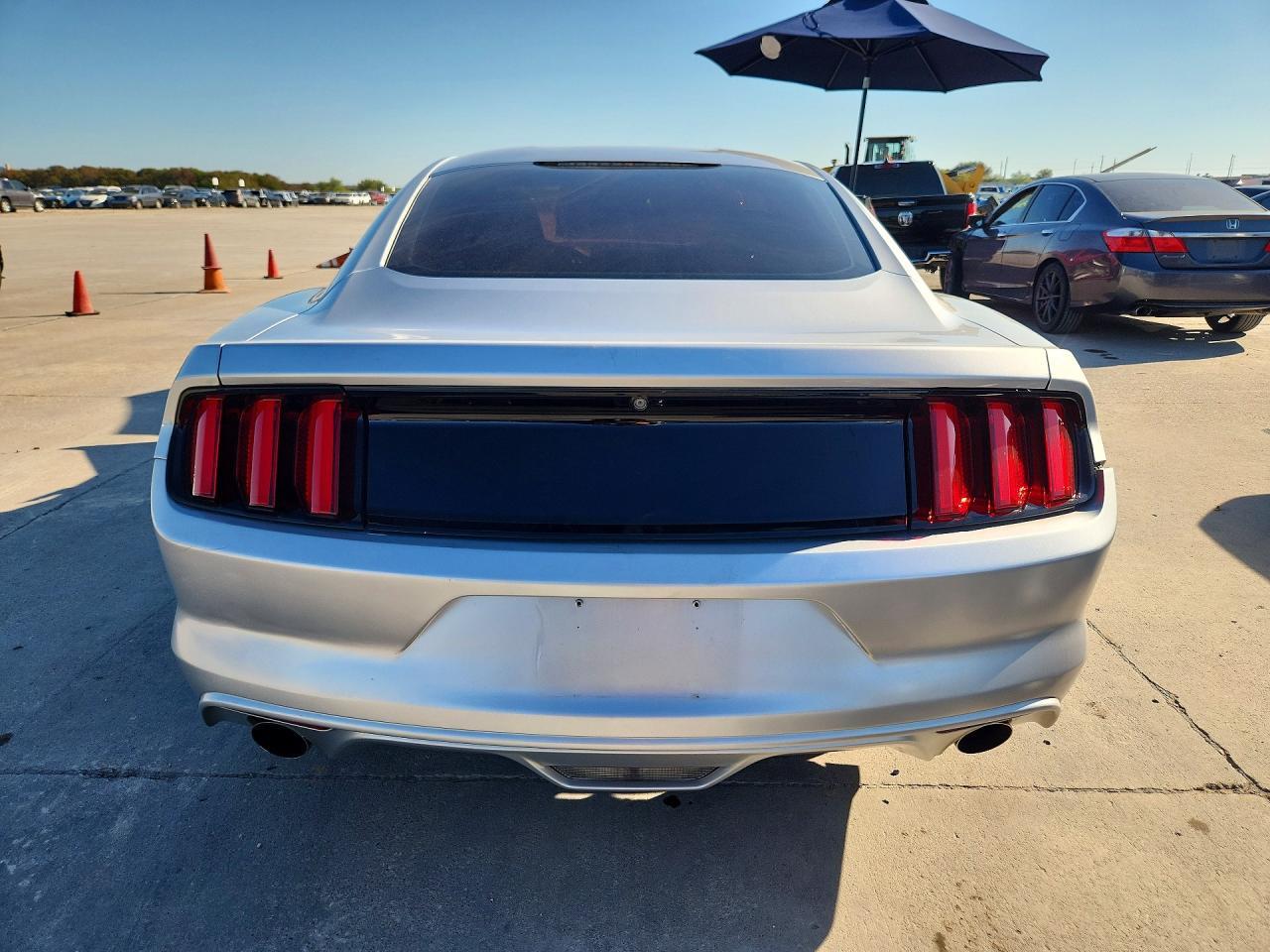 2015 Ford Mustang - zdjęcie 6