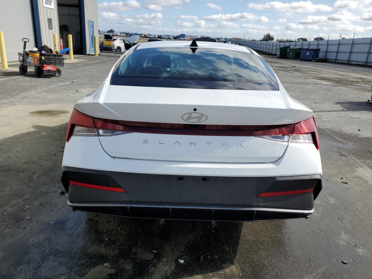 2025 Hyundai Elantra - zdjęcie 6