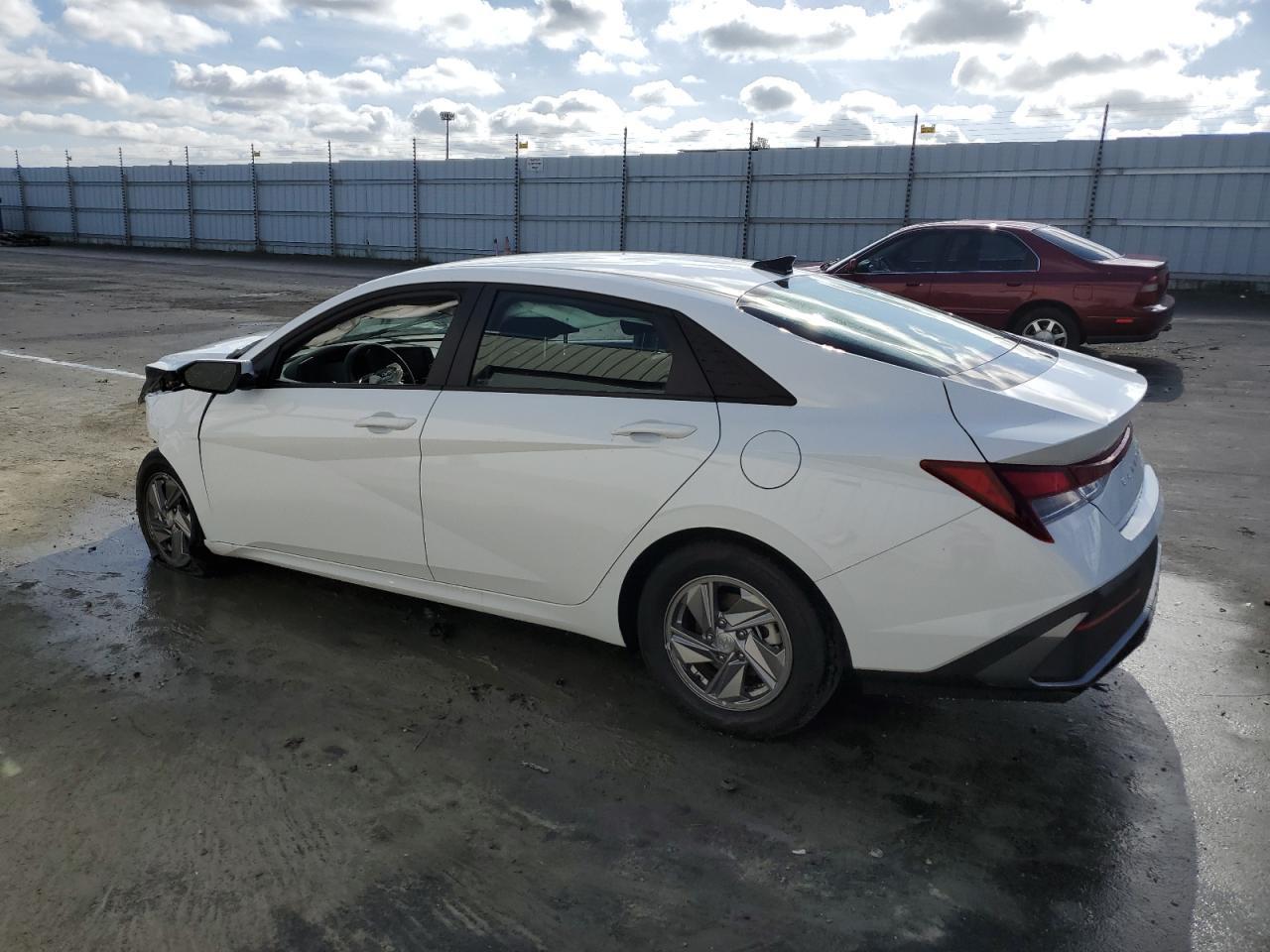 2025 Hyundai Elantra - zdjęcie 2