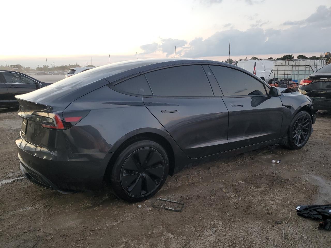 2025 Tesla Model 3 - zdjęcie 3