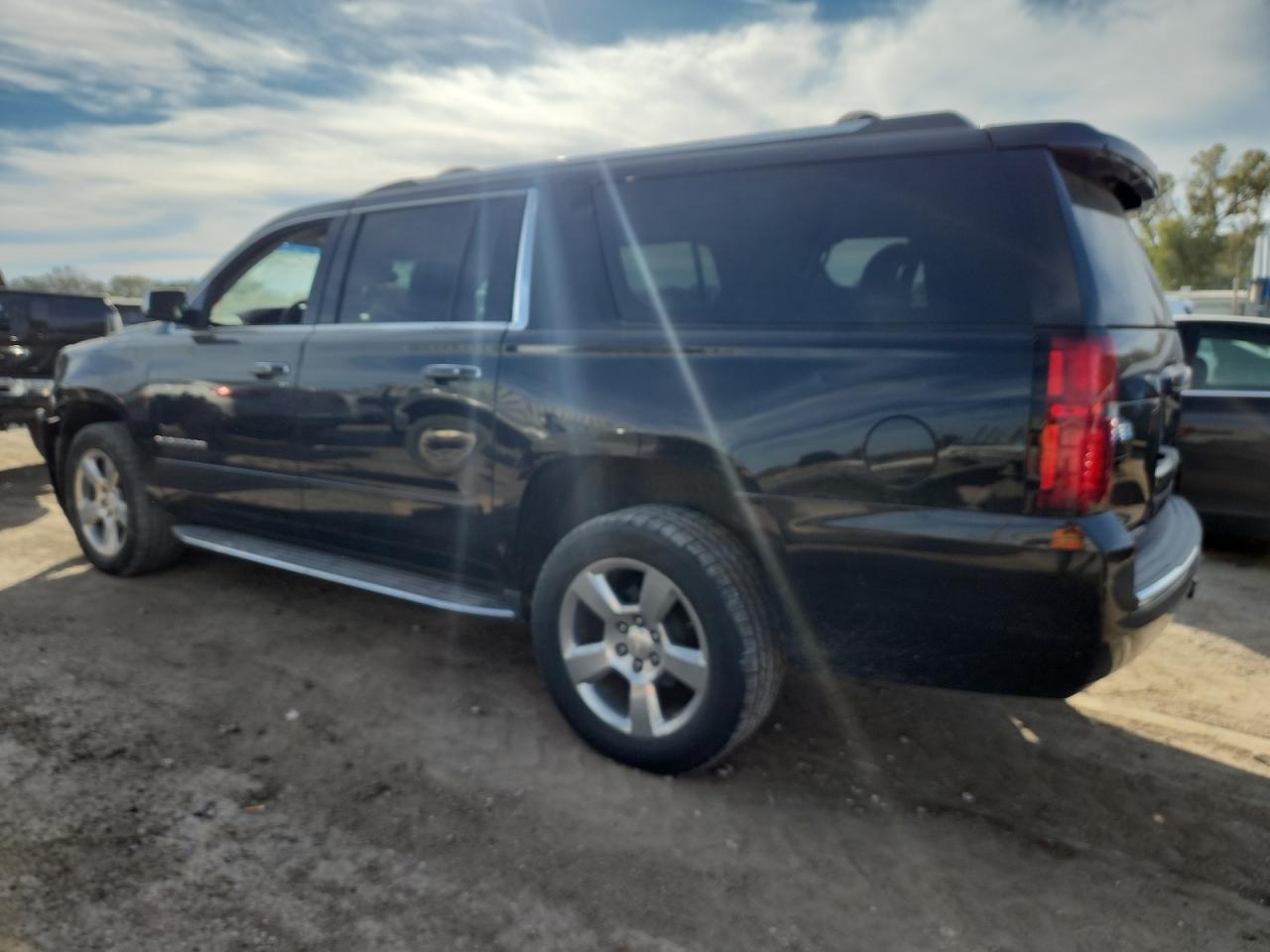 2018 Chevrolet Suburban C1500 Premier - zdjęcie 2