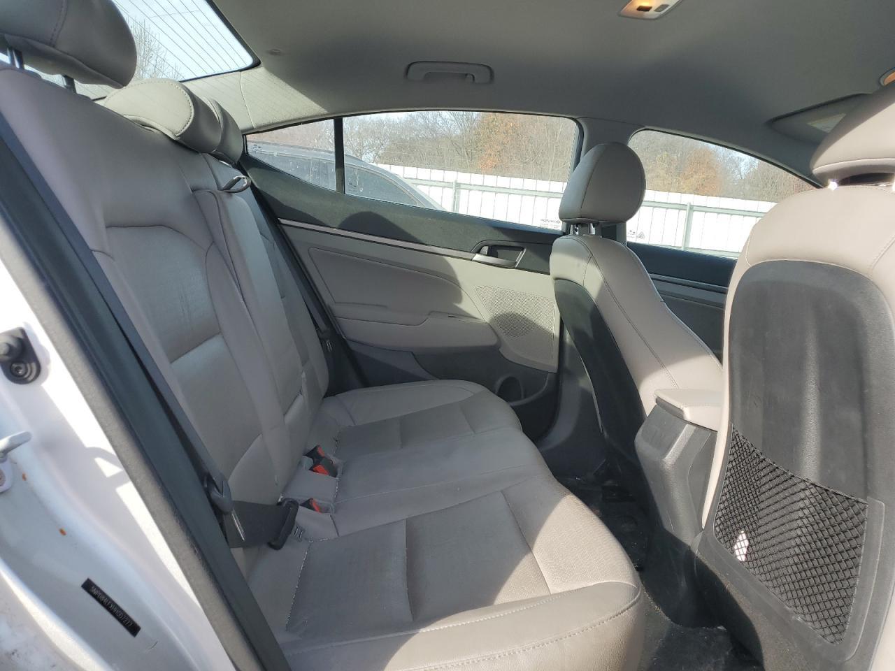 2017 Hyundai Elantra - zdjęcie 10