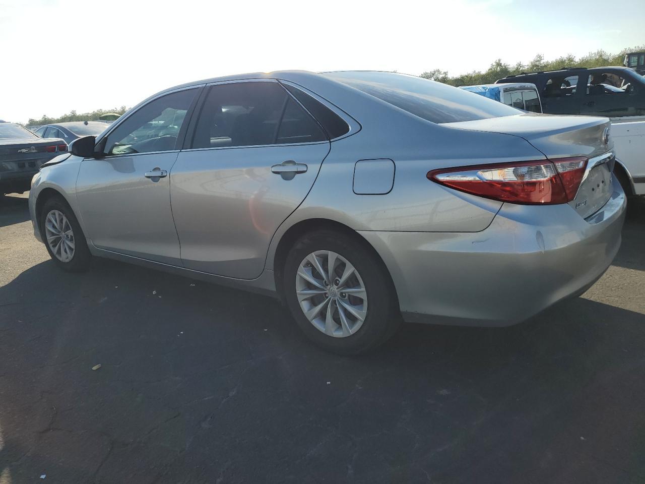 2017 Toyota Camry - zdjęcie 2