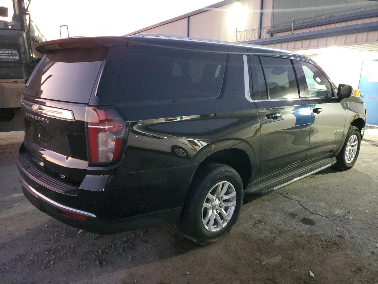 2023 Chevrolet Suburban C1500 Lt - zdjęcie 3