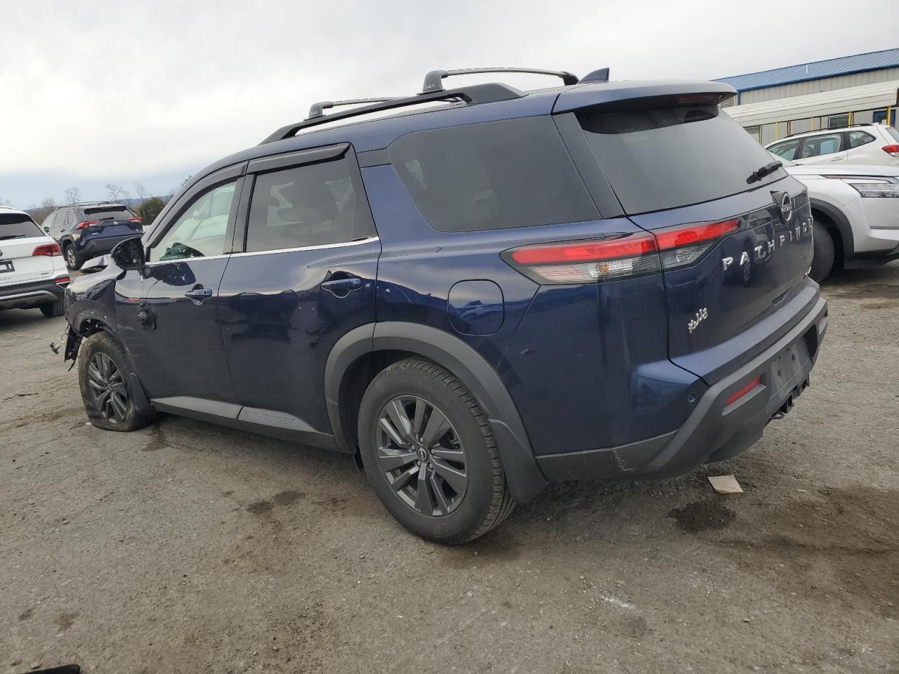 2022 Nissan Pathfinder Sv - zdjęcie 2