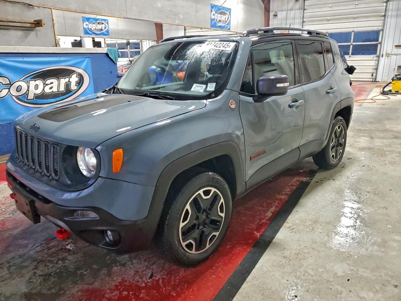 2015 Jeep Renegade Trailhawk - zdjęcie główne