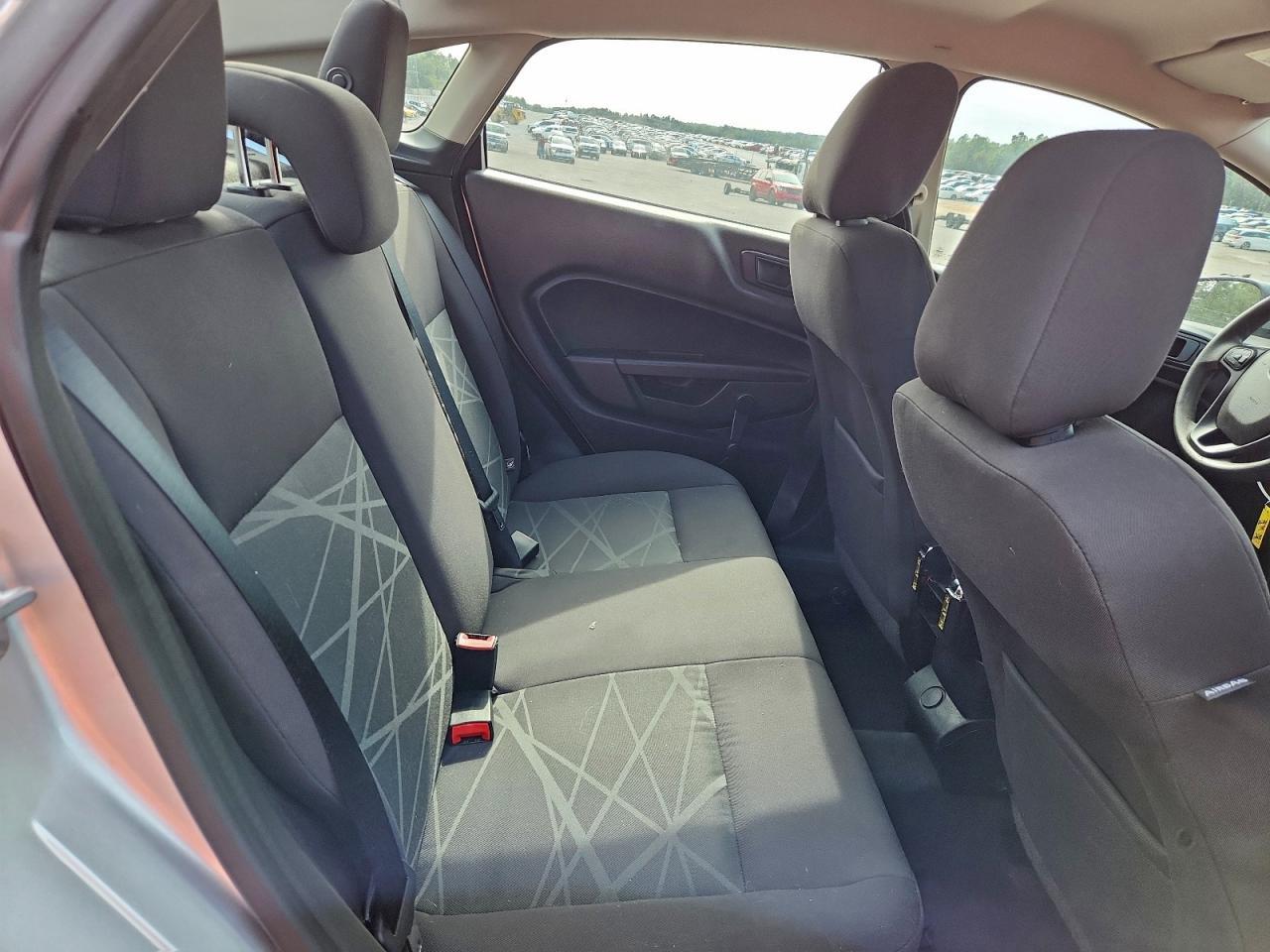 2015 Ford Fiesta S - zdjęcie 10