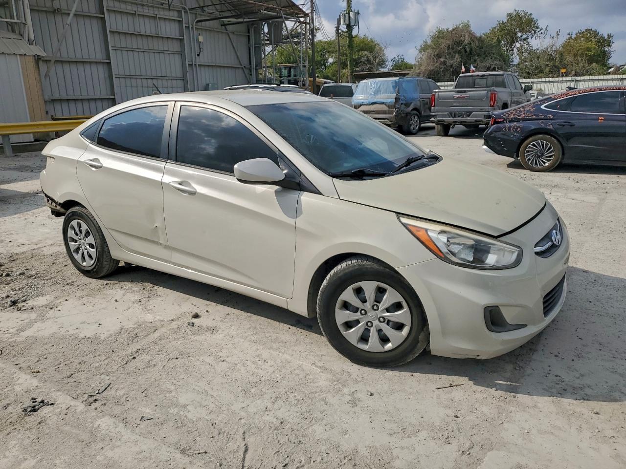 2016 Hyundai Accent - zdjęcie 4