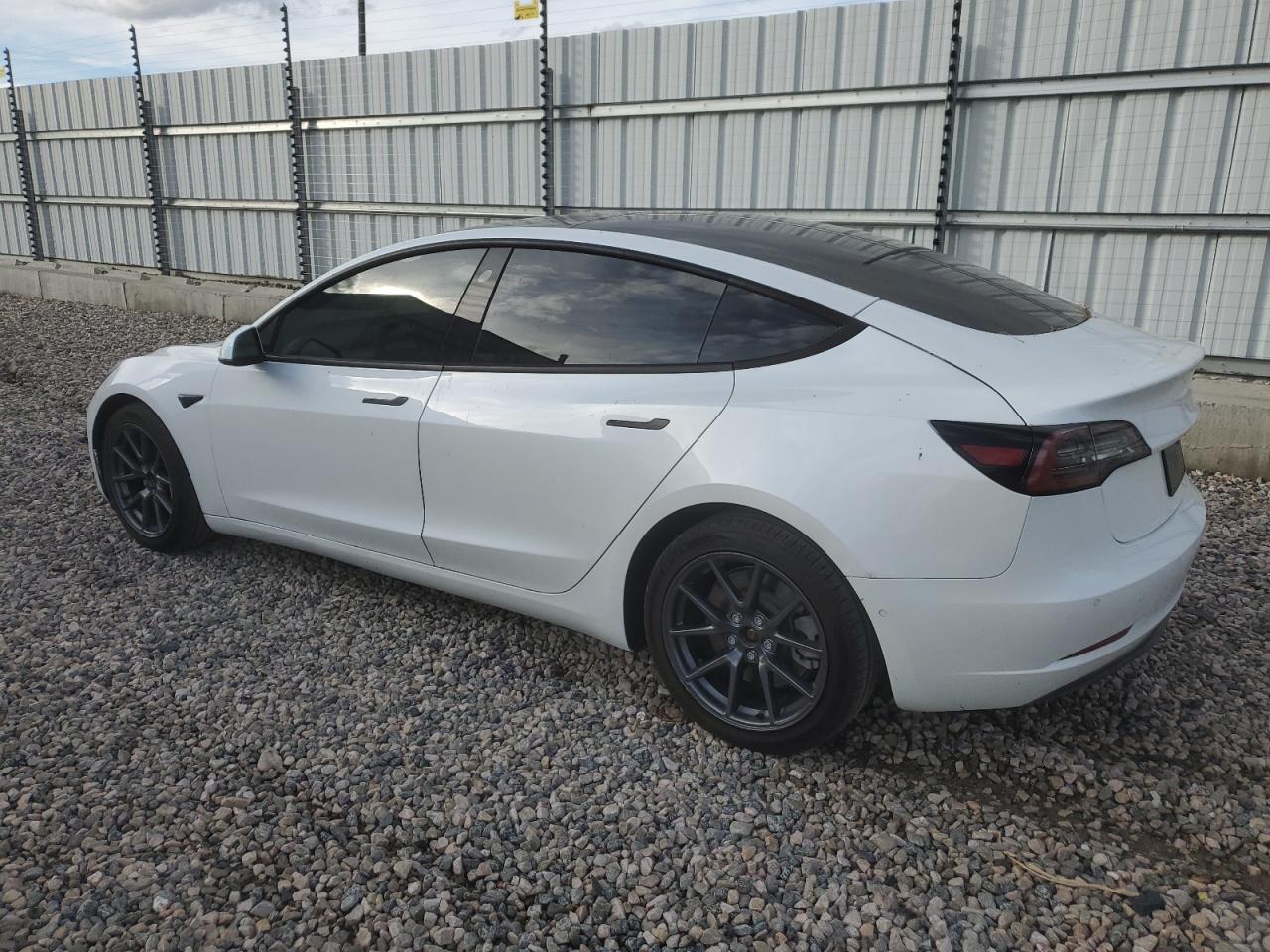 2021 Tesla Model 3 - zdjęcie 2