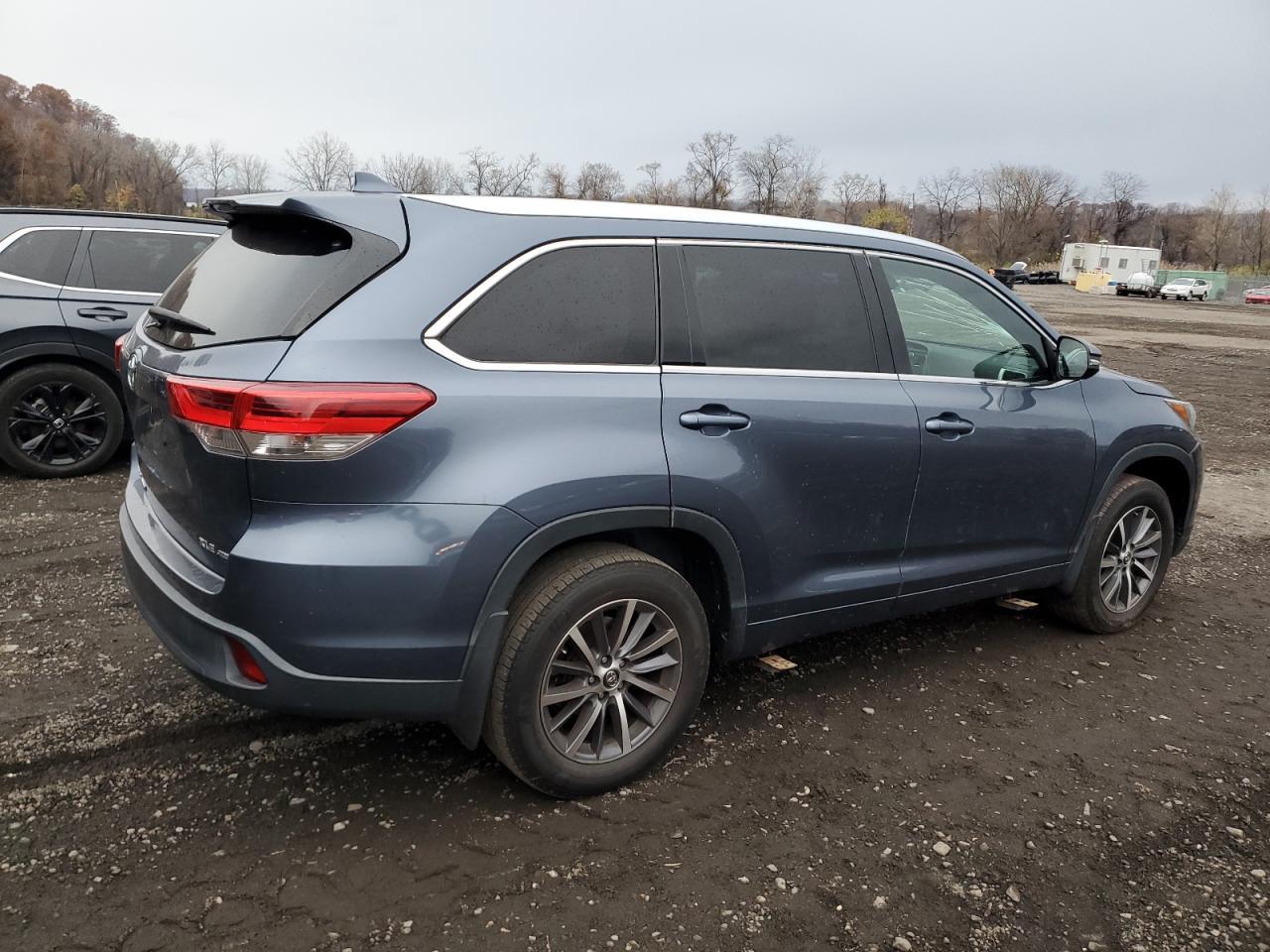 2017 Toyota Highlander - zdjęcie 3