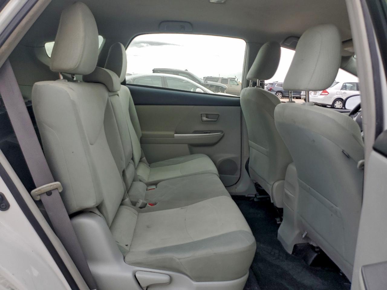 2013 Toyota Prius V - zdjęcie 11