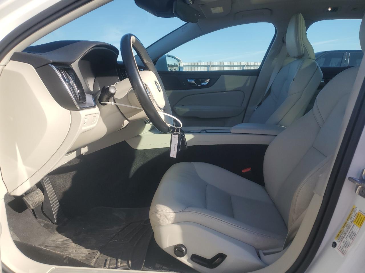 2020 Volvo V60 T5 Momentum - zdjęcie 7