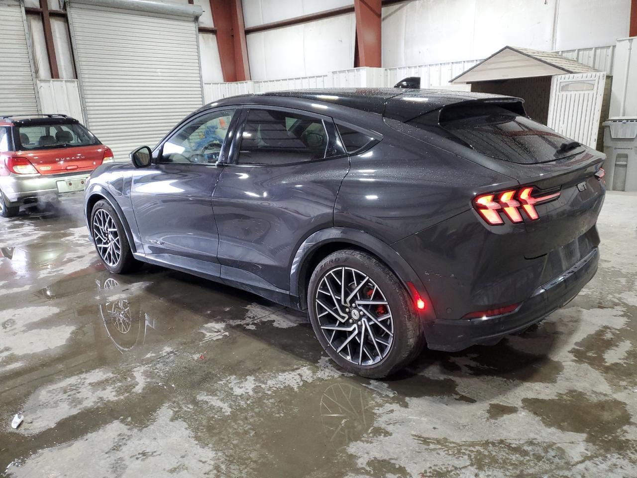 2022 Ford Mustang Mach-E - zdjęcie 2