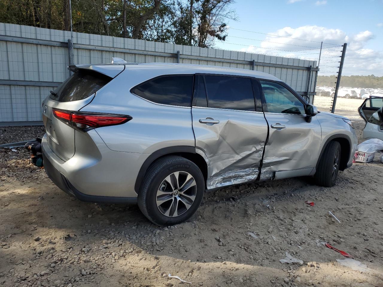 2022 Toyota Highlander - zdjęcie 3