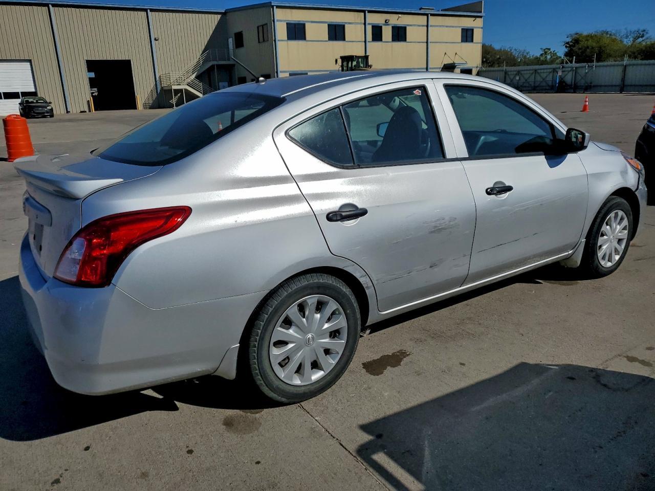 2017 Nissan Versa S - zdjęcie 3