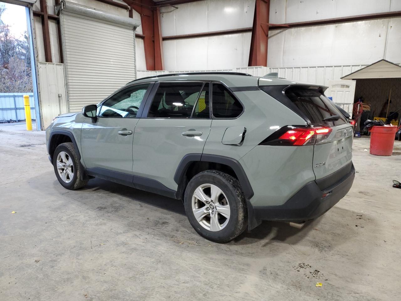 2021 Toyota RAV 4 - zdjęcie 2
