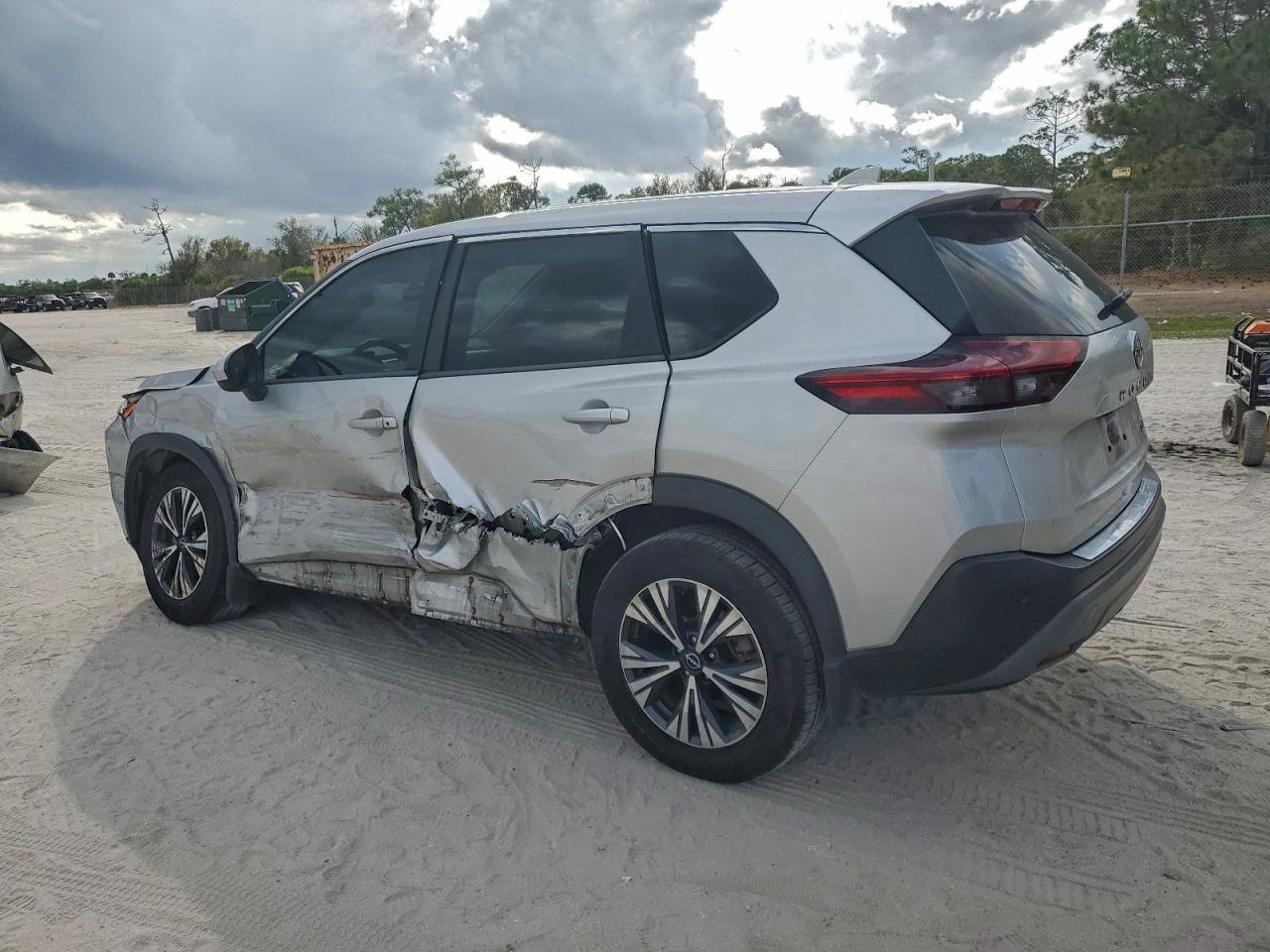 2023 Nissan Rogue Sv - zdjęcie 2