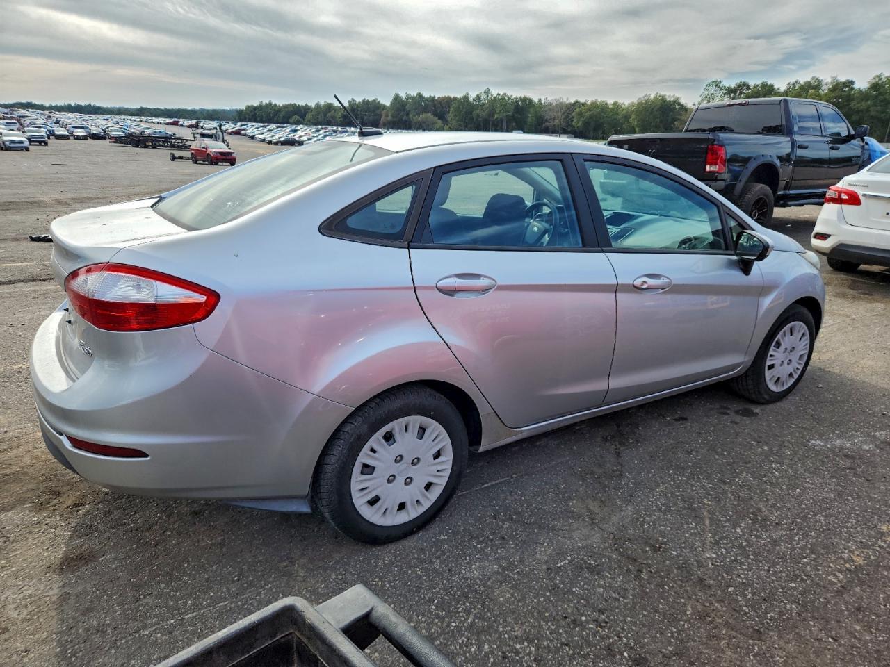 2015 Ford Fiesta S - zdjęcie 3