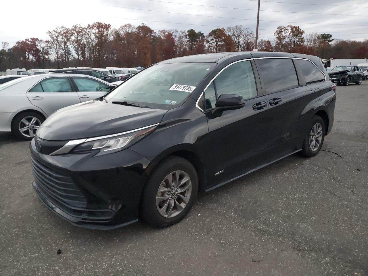 2021 Toyota Sienna Le - zdjęcie główne
