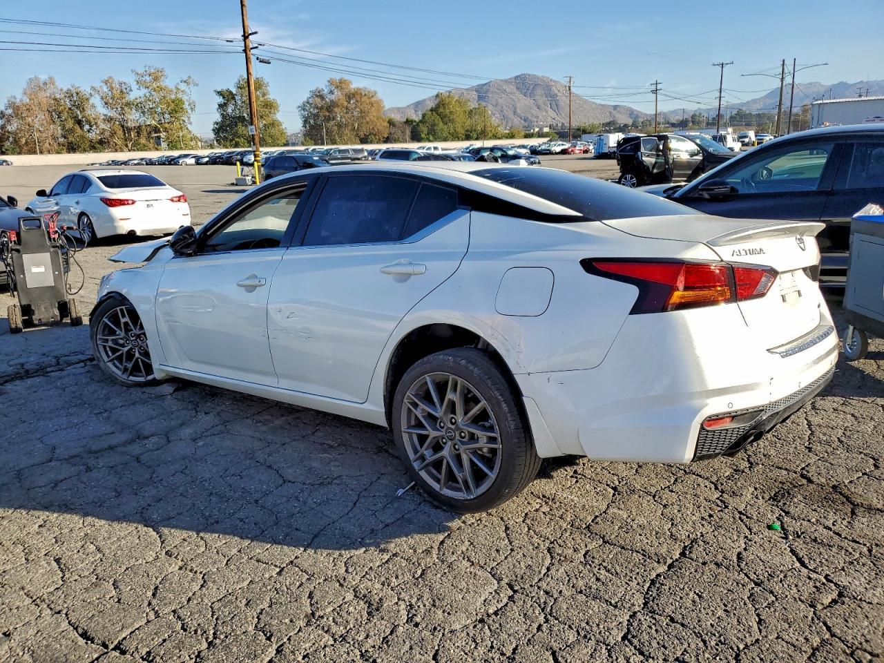 2023 Nissan Altima - zdjęcie 2